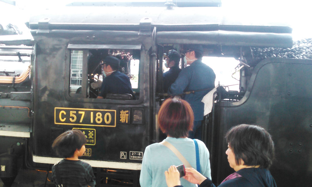 SL列車お見送り（紅白ゆきだるま貯金箱付き）