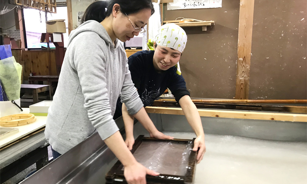 小国和紙の本格紙漉きと工房見学【3人】