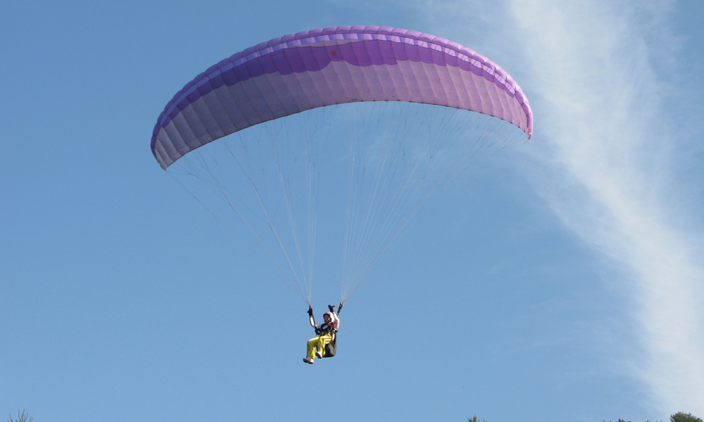 大空へ飛び立つ「パラグライダー体験」。自然の風のみを原動力としたスカイアクティビティです。屋内での基本講習の後、胎内スキー場の中段から飛び立ちます。コツを掴めば誰でも飛べるので、運動神経なんて関係なし。これから新しい一歩を踏み出す彼へ、大きな飛躍の期待と一緒に空飛ぶ体験を贈ってみませんか？