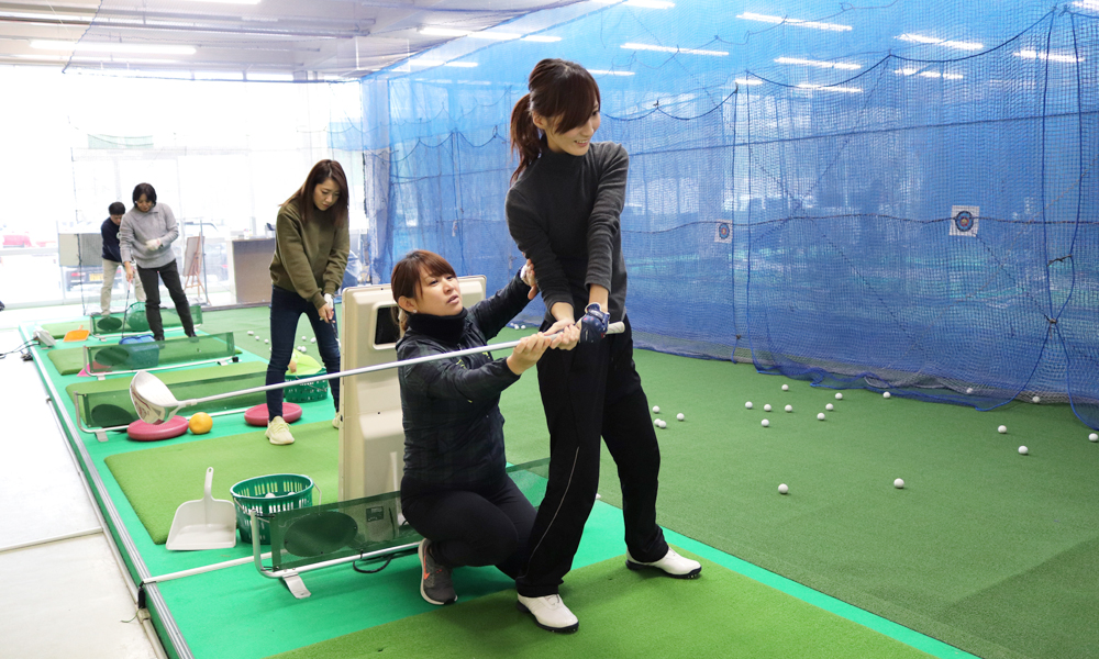 「現役プロが教える 少人数制ゴルフレッスン」は、LPGA（日本女子プロゴルフ協会）トーナメントプロ近藤飛佳里さんから習う1～5人の少人数制レッスンです。グリップの握り方、ルールなどの初歩的な説明から、正しいスイングの見直しまで。ちょっと運動したいけど、あと一歩が踏み出せないあの人へ贈りませんか？ゴルフクラブは無料で一式貸してくれるので、初心者でも安心です。